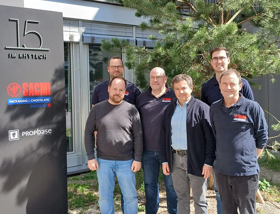 Herbert Hahnenkamp (3. v. r.), General Manager DACH bei Sacmi, mit Entwicklungs-Ingenieuren.