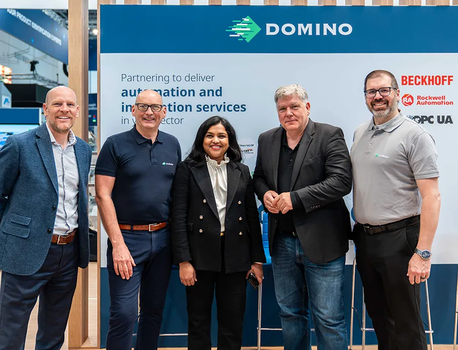 Amazon, GS1 und Domino diskutieren auf der Interpack 2026 die Zukunft der Produktidentifikation, v.l.n.r.: Will Edwards, Craig Stobie, Monica Ravi, Thomas Fell, Adem Kulauzovic