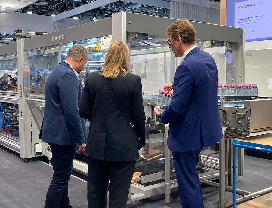 Besucher am Stand von KHS auf der Interpack 2026