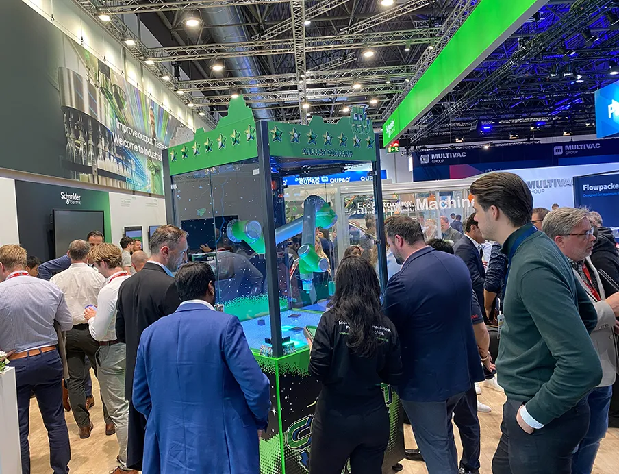 Besucher am Stand von Schneider Electric auf der Interpack 2026