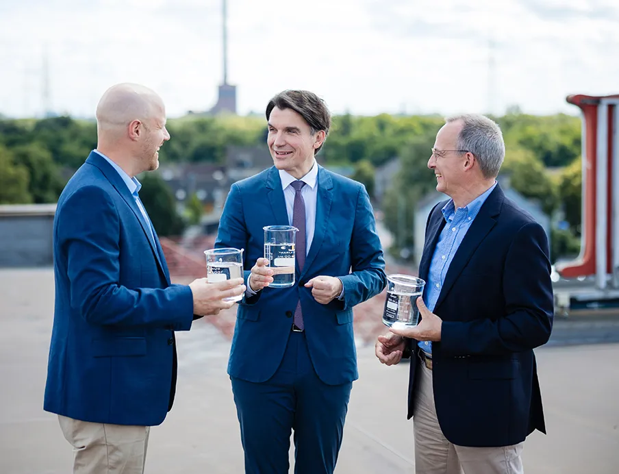 Dr. Matthias Baldus, Leiter Bierherstellung und Energie König-Brauerei, Prof. Uli Paetzel, Vorstandsvorsitzender Emschergenossenschaft, und Guido Christiani, Geschäftsführer König-Brauerei