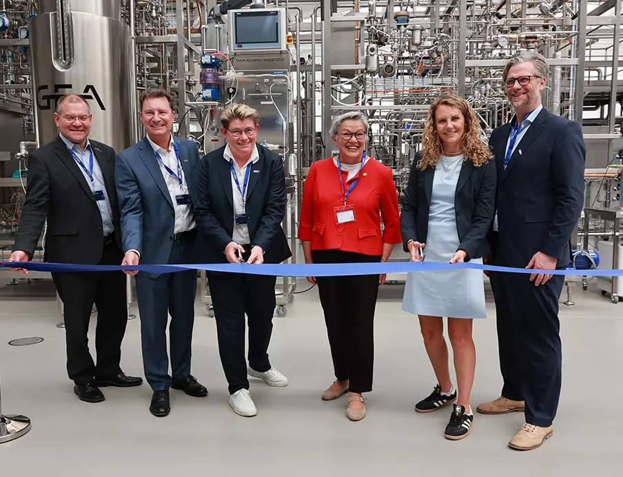 Industrielle Biotechnologie: Eröffnung Gea-Technologiezentrum für New Food & Biotech in Sarstedt, v.l.n.r.: Jens Neidhardt, VP Gea Liquid Technologies, Klaus Stojentin, CEO Gea Division Nutrition Plant Engineering, Kristina Böe, Senior VP Processing Technologie, Kristina Böe, Senior VP Processing Technologie, Heike Brennecke, Bürgermeisterin Sarstedt, Frederieke Reiners, VP New Food & Biotech und Reimar Gutte, Senior VP EMEA, Nutrition Plant Engineering