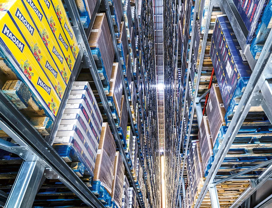 Das automatische Hochregallager bei Haribo in Grafschaft bietet auf 40 Metern Höhe mehr als 92.000 Palettenstellplätze