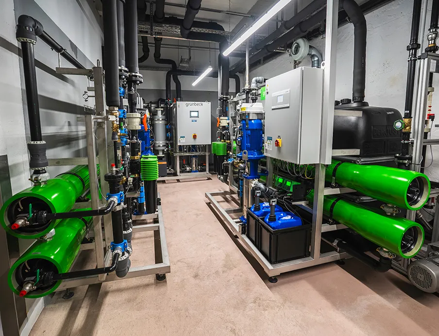 Zwei Umkehrosmoseanlagen entsalzen in der Schlosskellerei Affaltrach das Wasser. Im Bild hinten links auch die Membranentgasungsanlage zur pH-Wert-Anhebung nach der Umkehrosmose mit integrierter Druckerhöhungsanlage sowie Steriltanks