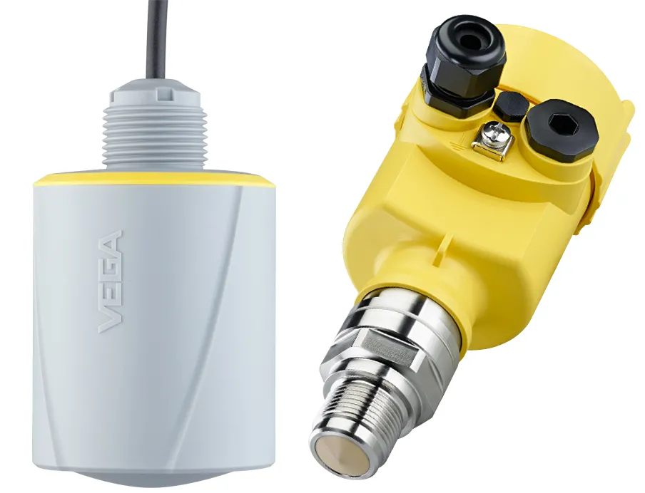 Radarsensor „VEGAPULS C 23“ (links) als kompakte, wirtschaftliche Lösung für kleinere Silos und Behälter; 80-GHz-Radarsensor „VEGAPULS 6X“ (rechts) für den Einsatz in staub- und schmutzintensiven Prozesse