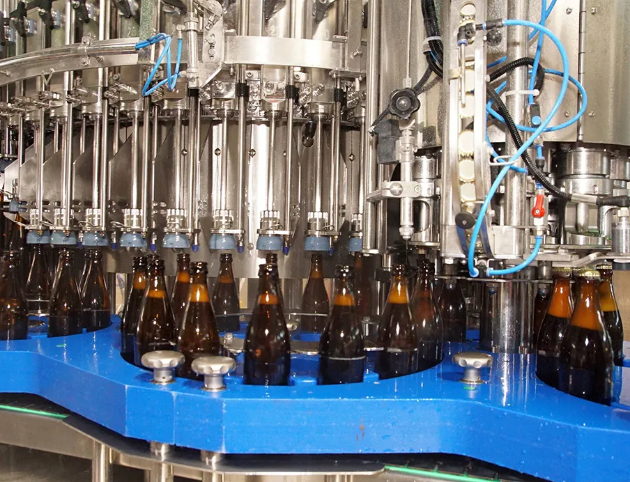 Die neue Bier-Abfüllanlage weist zahlreiche technische Finessen auf: neu entwickelte Langrohr-Füllventile mit doppelten Führungsstangen, Glocken-Wechsel bei einer Umstellung ohne Werkzeug, automatische Korkerverstellung per Knopfdruck auf die jeweilige Flasche sowie Korkerbeschickung am Boden