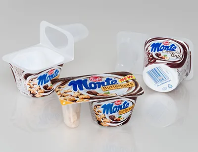 Der Kunststoffbecher enthält zwei separaten Kammern und die Dessert-Komponenten können mittels des Knickfalzes vom Konsumenten selbst gemischt werden, Bild: Weidenhammer Monte Becher
