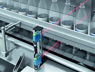 Die Lichtschranke Transpatect verzichtet bei der Detektion auf den Einsatz von Reflektoren bei transparenten Flaschen und Trays, Bild: Sick AG Lichtschranke