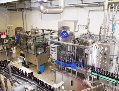 Klein aber fein: Die neue Abfüllline für Spezialitäten- und Bügel-Flaschen. Der Markl Langrohr-Füller passt da perfekt zu den vorhandenen Maschinen, Bild: Broesele Die neue Abfüllline für Spezialitäten- und Bügel-Flaschen