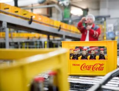 Abgefüllte Coca-Cola Glasflaschen in der Glas-Mehrwegkiste, Bild: Coca-Cola Abgefüllte Coca-Cola Glasflaschen in der Glas-Mehrwegkiste
