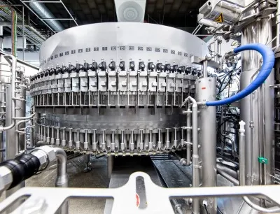 Beim Füllen sorgt das Assistenzsystem Dias für einen überwachten Füllprozess. Drucksensoren in jedem einzelnen Füllventil bieten eine lückenlose Überwachung von Druck, Zeit und Schrittfolge, Bild: KHS Beim Füllen sorgt das Assistenzsystem Dias für einen überwachten Füllprozess