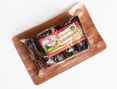 Die auffällige Folie in Holzoptik sorgt für eine sichere Vakuumverpackung und bietet Schutz zur Vermeidung von Lebensmittelverschwendung, Bild: Mondi Die auffällige Folie in Holzoptik sorgt für eine sichere Vakuumverpackung