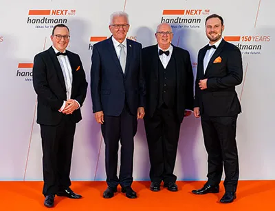 Ministerpräsident Winfried Kretschmann (2. v. li.) dankte dem langjährigen Firmenchef Thomas Handtmann (3. v. li.). Der neuen Unternehmensspitze mit Markus Handtmann (links) und Valentin Ulrich (rechts) wünschte er viel Erfolg, Bild: Handtmann Jubiläum-Gala für 150 Jahre Handtmann
