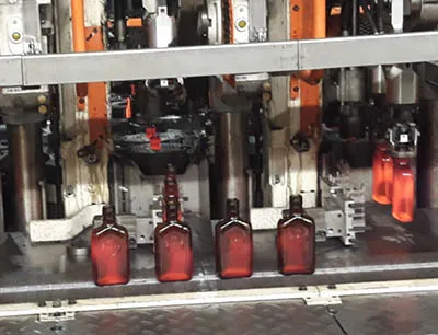 Am Standort Bernsdorf werden 15 Flaschenvarianten für Jägermeister hergestellt, Bild: Owens-Illinois Inc. Glasflaschenproduktion bei I-O in Berndsdorf