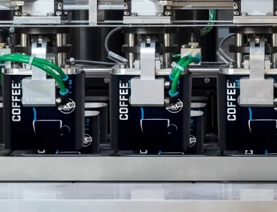 Übernahme der leeren Inline Cans vom Herstell- zum Füllprozess