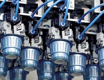Um auf die steigende Nachfrage nach günstigen, alternativen Kaffeekapseln adäquat zu reagieren, können die drei gängigen Kapselformate in einer einzigen Maschine befüllt und verpackt werden, Bild: Gerhard Schubert Kapselabfüllung auf einer flexiblen Abfüllmaschine von Gerhard Schubert