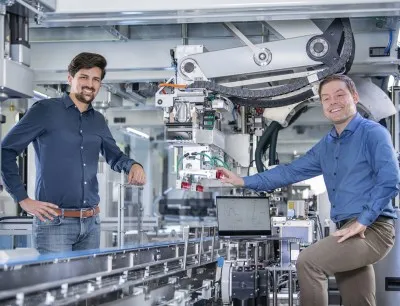 Michael Döring (rechts), Leiter Schubert Motion in Dresden, und Florentin Rauscher (links), Entwicklungsingenieur für optimale Steuerungen, zeigten auf der Fachpack 2021 erstmals Roboter mit Schubert Motion Technologie, Bild: Gerhard Schubert Michael Döring, Leiter Schubert Motion in Dresden, und Florentin Rauscher, Entwicklungsingenieur für optimale Steuerungen, zeigten auf der Fachpack 2021 erstmals Roboter mit Schubert Motion Technologie