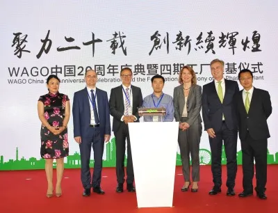 v.l.n.r: Cindy Zheng (CFO Wago China), Sławomir Krawczyk (Produktionsleitung Wago Polen), Jürgen Schäfer (CSO Wago-Gruppe), Li Pengcheng (Stellvertretender Geschäftsführer der Verwaltungskommission der Entwicklungszone von Wuqing), Alexandra Voss (Geschäftsführerin der Deutschen Handelskammer Nordchina), Volker Palm (CEO Wago China), Leo Liu (CSO Wago China) mit der Zeitkapsel, Bild: Wago Wago China feiert 20-jähriges Jubiläum Grundsteinlegung für 4. Bauabschnitt des Werks in Tianjin