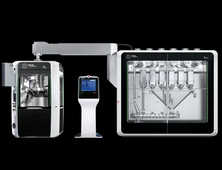 Das kontinuierliche Verarbeitungssystem FE CPS (r.) bildet zusammen mit einer Rundläufertablettenpresse (z. B. FE55, links) und einem zentralen Bedienterminal (m.) eine komplette Direktverpressungsanlage für ein hocheffizientes Continuous Manufacturing.