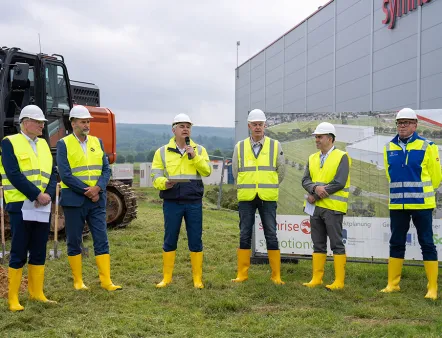	Spatenstich Symrise 2. Bauabschnitt Logistikzentrum Holzminden, v.l.n.r.: Jens Bädje (Geschäftsführer Symotion), Christian Belke (Bürgermeister Holzminden), Dr. Jean-Yves Parisot (Vorstandsvorsitzender Symrise), Detlef Struck (Bauunternehmen Dr. Schoppe), Walter Ribeiro (Vorstand Taste, Nutrition & Health), Dietmar Nunne (Kögel + Nunne Bau) 