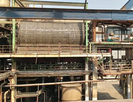 Dekanterzentrifugen rechts neben einem Drehvakuumfilter. Die Aufnahme verdeutlicht den deutlich geringeren Platzbedarf Dekanter-basierter Lösungen für die Zuckerschlamm-Entwässerung